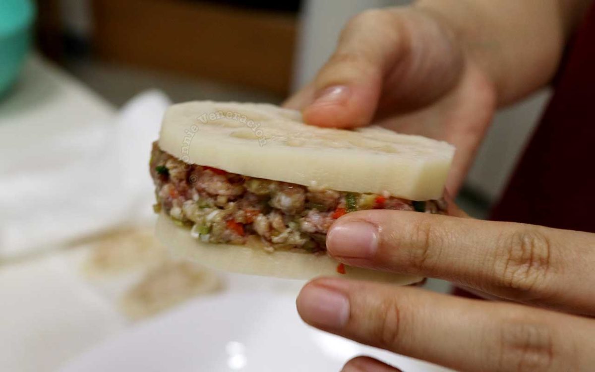 Stuffing sliced lotus root with ground meat