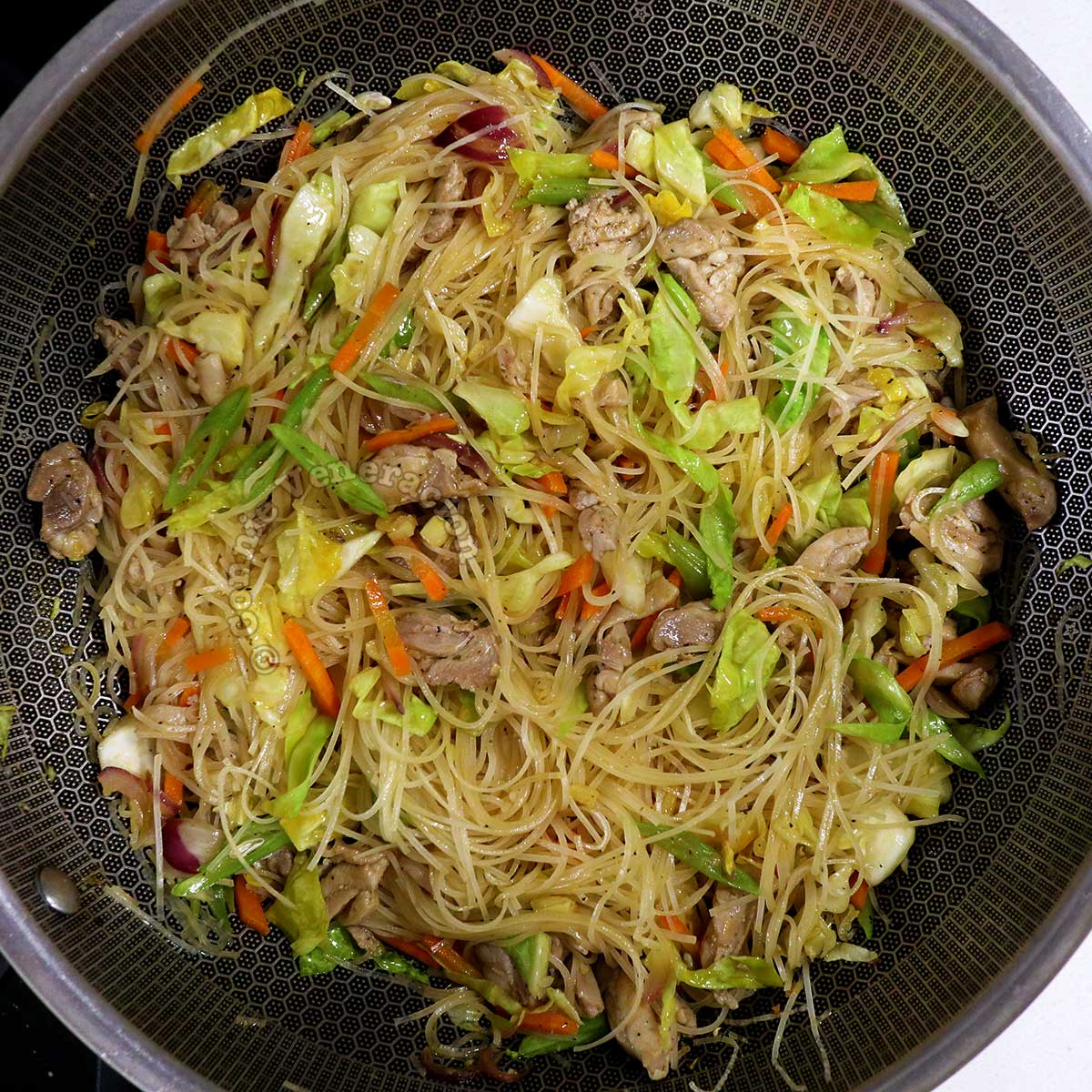 Chicken, vegetables and bee hoon stir fryin wok