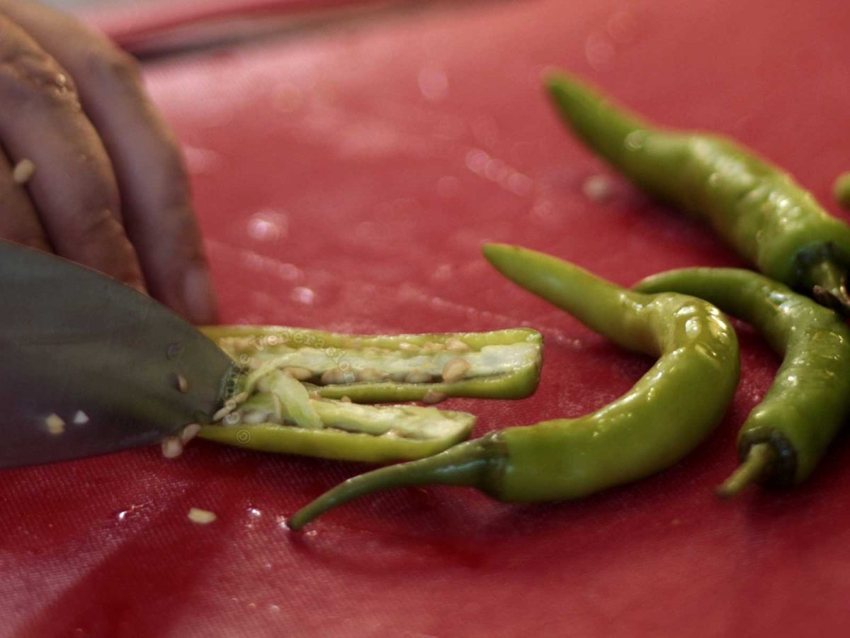 Scraping off seeds and membranes of chili