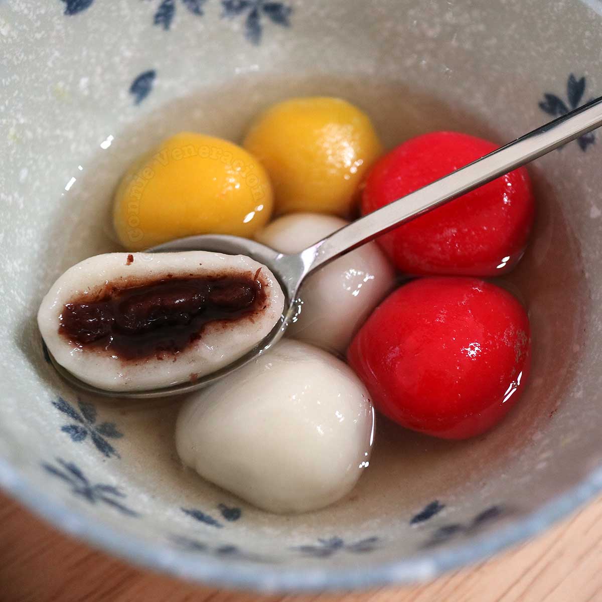 Sweet dish with mung beans: Sticky rice balls with red bean paste filling (tangyuan)