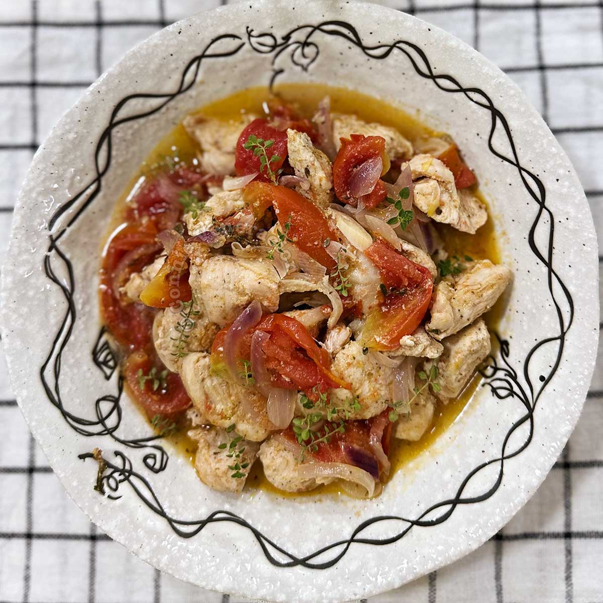 Chicken, tomatoes and thyme in olive oil