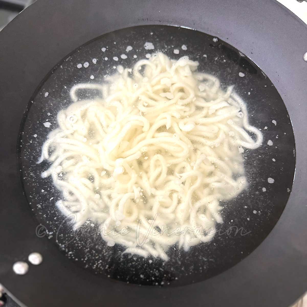 Refreshing udon in boiling water