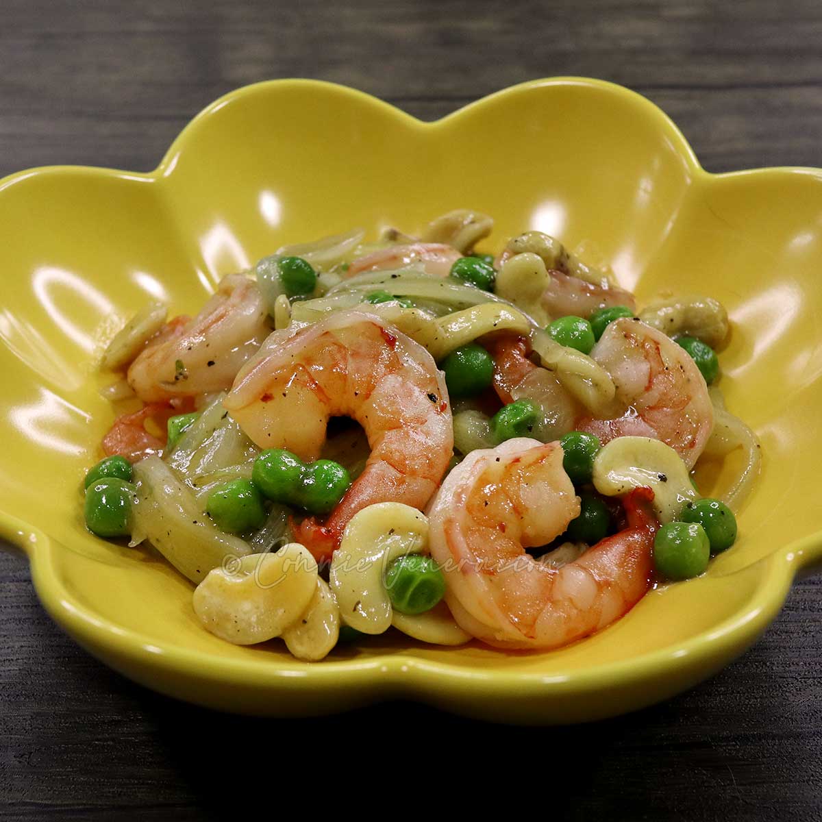 10-minute shrimp, peas and cashew stir fry