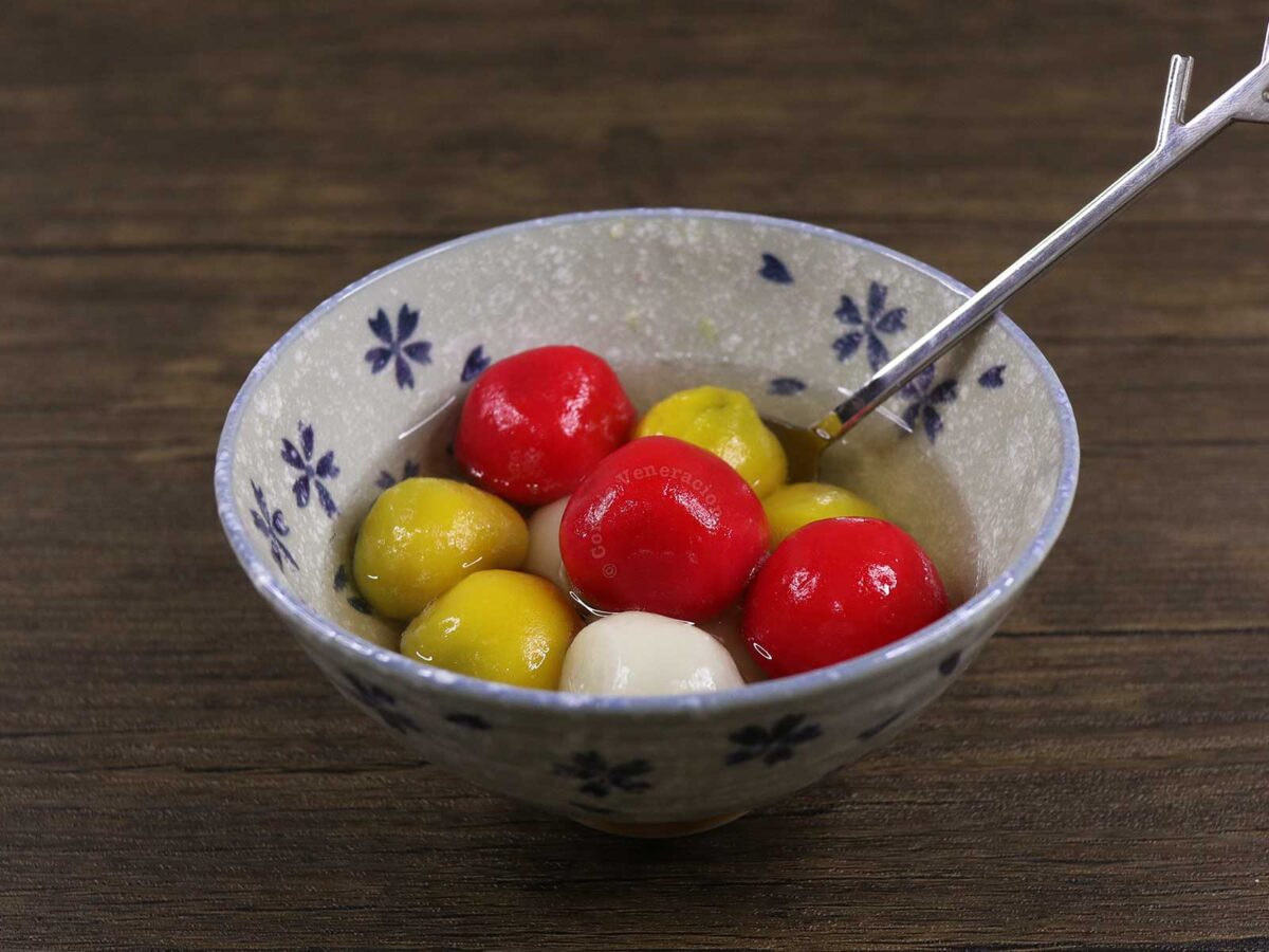 Glutinous rice balls with sweet red bean paste (tang yuan)