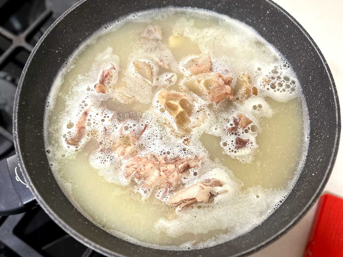 Reheating beef and tendon in broth