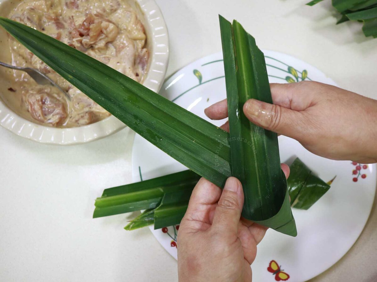 How to fold pandan leaf for stuffing
