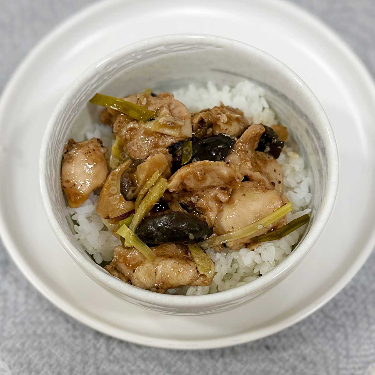 Steamed chicken and mushrooms with black bean sauce rice bowl