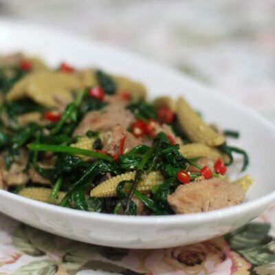 Ginger chili pork with spinach and baby corn