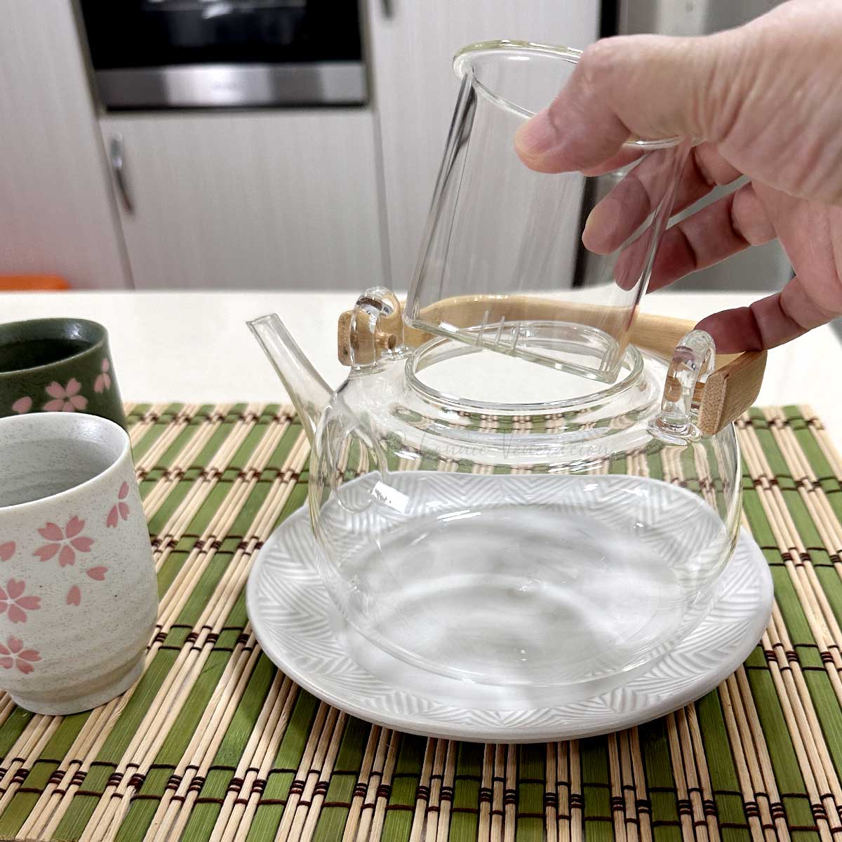 Glass teapot with strainer insert