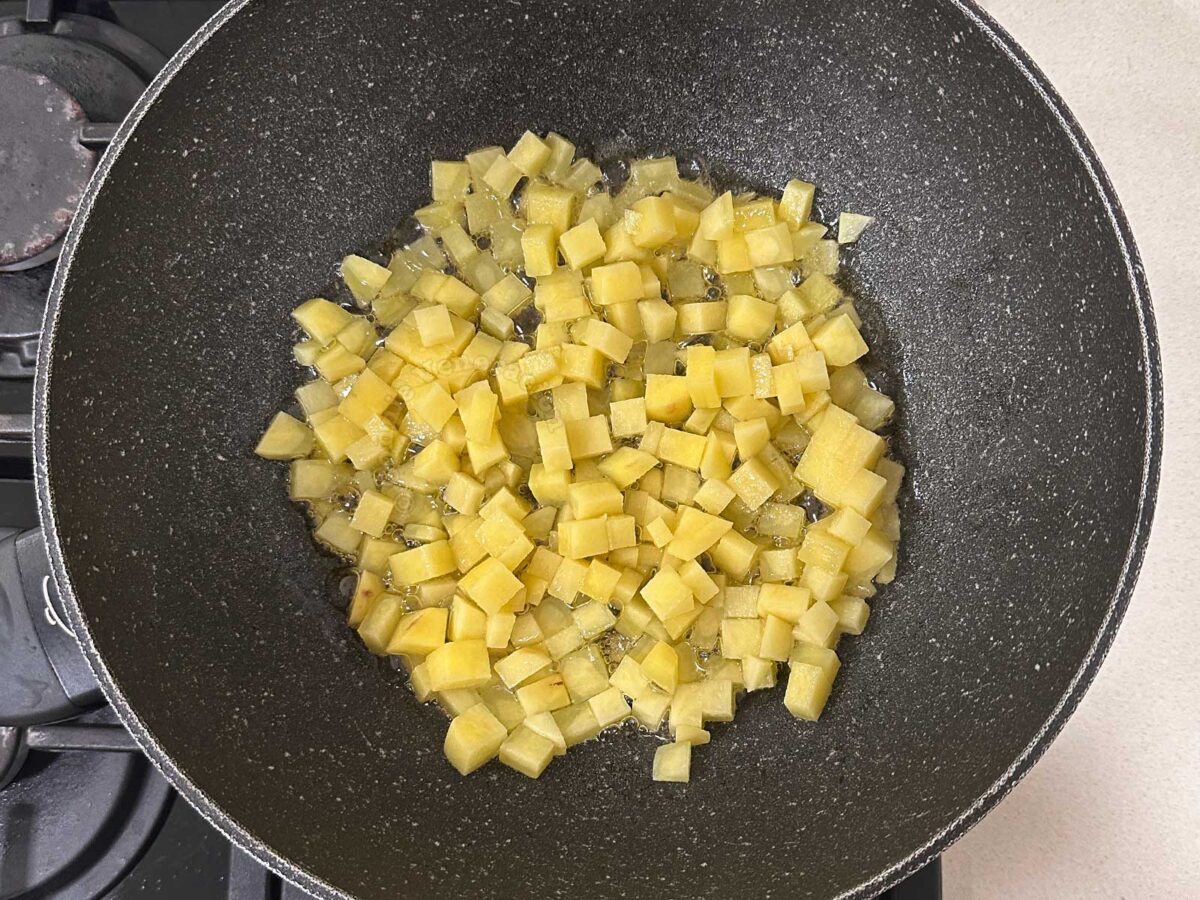 Frying potato cubes