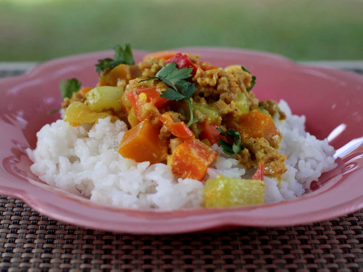 Ground pork and vegetable curry rice bowl