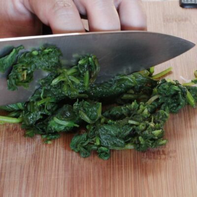 cutting / slicing blanched and squeezed spinach