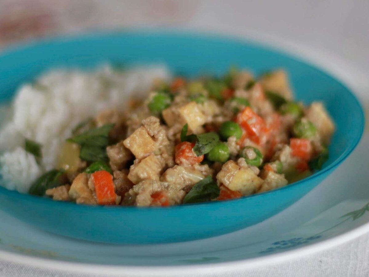Pork, tofu and vegetables green curry rice bowl