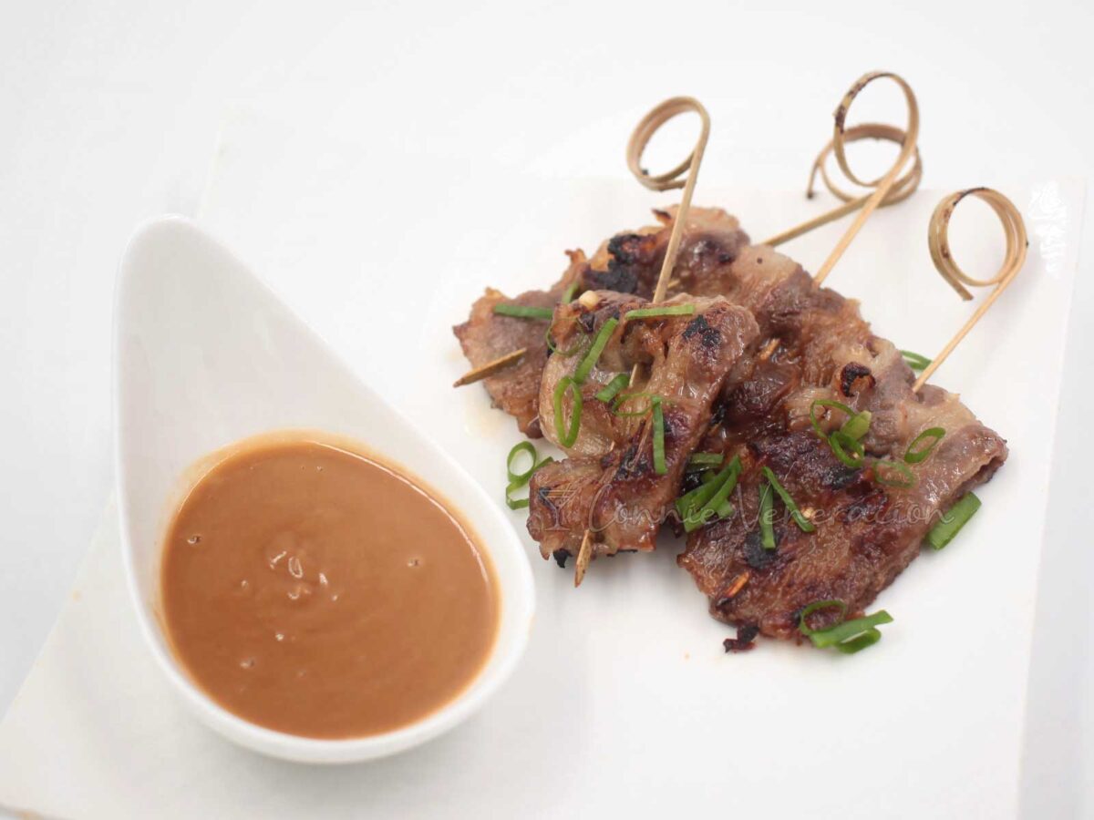 Cocktail beef sate (satay) with peanut dipping sauce
