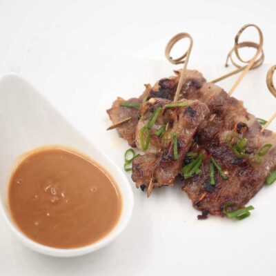Cocktail beef sate (satay) with peanut dipping sauce