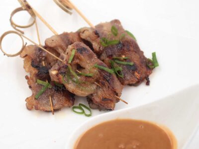 Cocktail beef sate (satay) with peanut dipping sauce