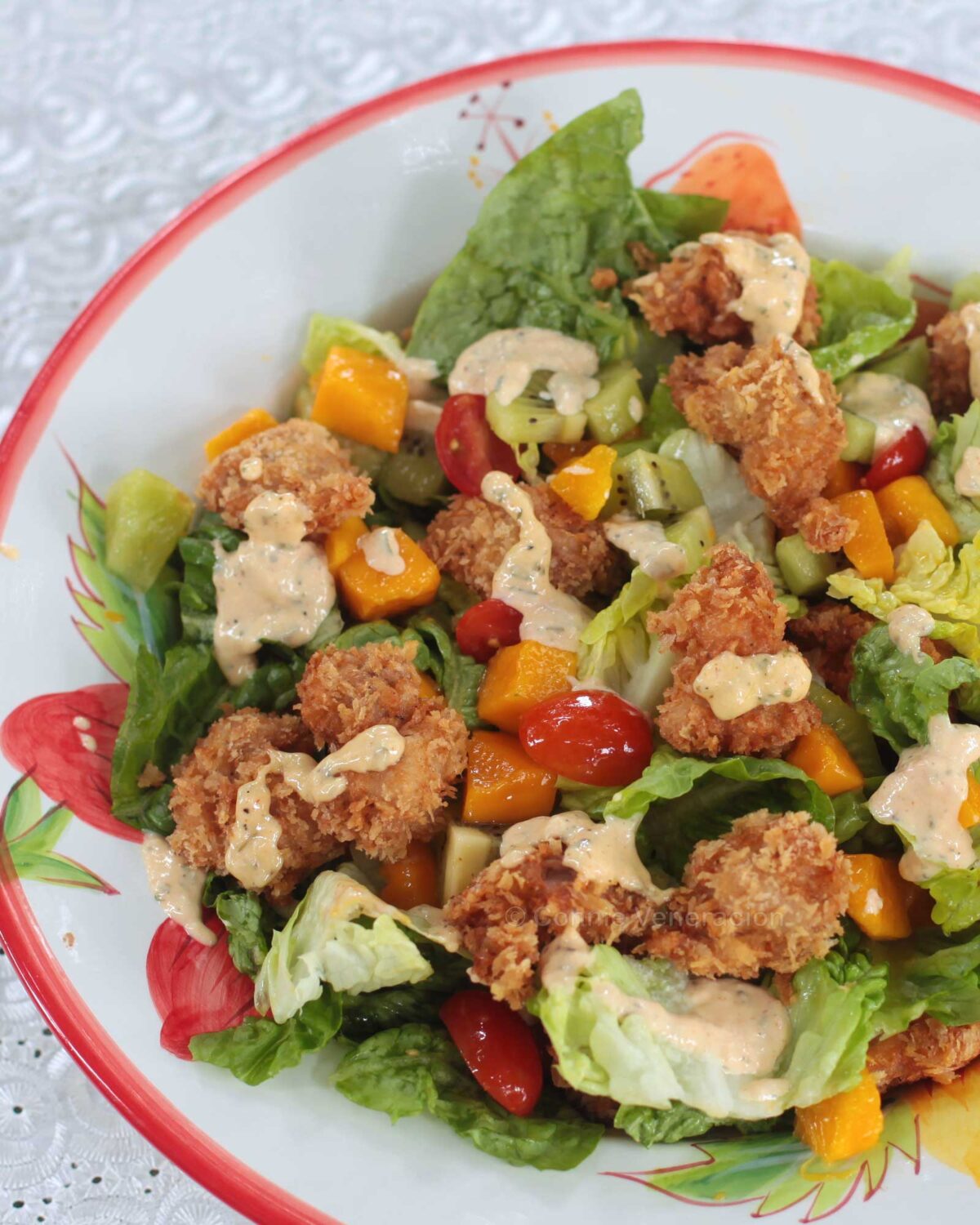 Popcorn chicken and vegetable salad