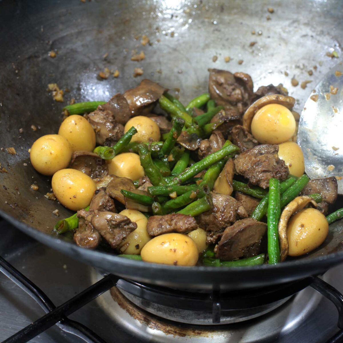 Chicken liver and green beans stir fry in wok