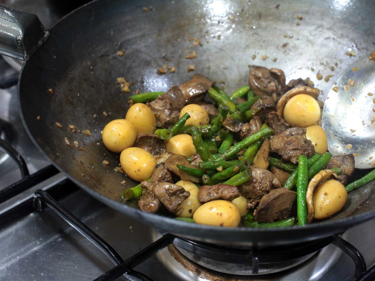 Chicken liver and green beans stir fry in wok