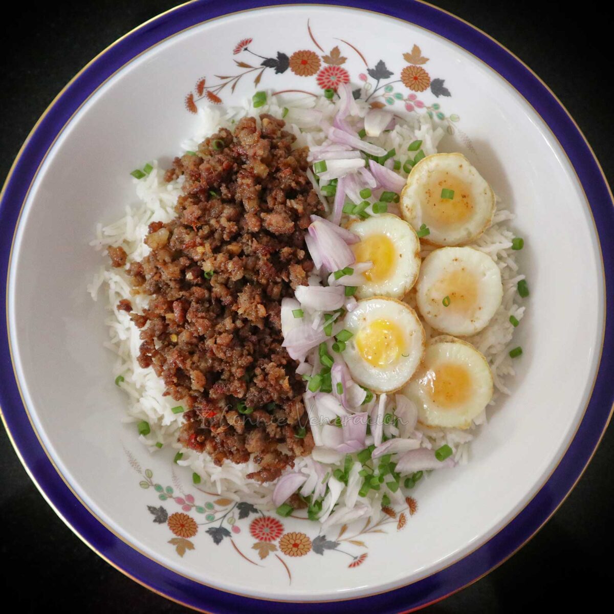 Browned sausage meat and fried quail eggs rice bowl