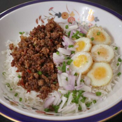 Browned sausage meat and fried quail eggs rice bowl