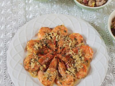 Whole shrimps with lemon garlic butter sauce