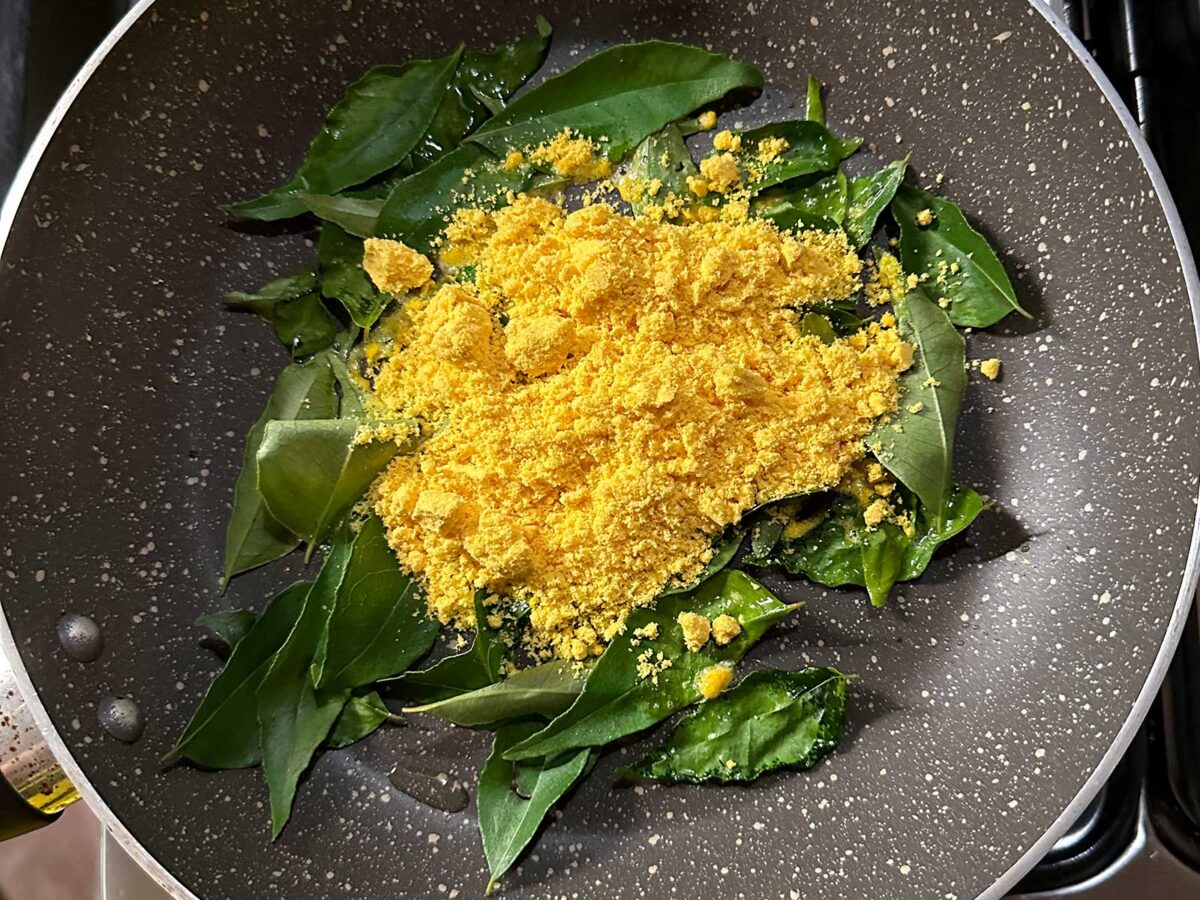 Salted egg powder and curry leaves in pan